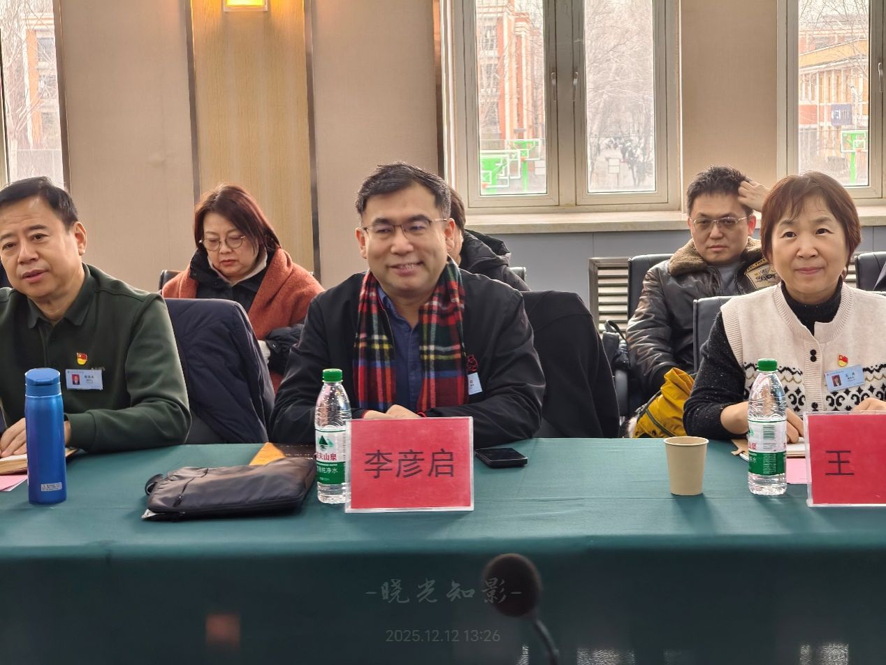 一群人坐在桌子前AI 生成的内容可能不正确。